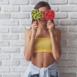 Jak jeść słodycze z umiarem: bez zakazów i napadów